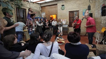 El grupo Doctor Divago actúa en el patio de una vivienda de artistas en el barrio de Russafa.