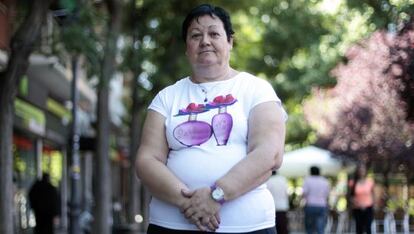 Ana Crespo, 58 años, cobra 750 euros limpiando.