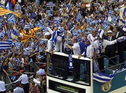 La <i>senyera</i> ondeaba junto a las banderas blanquiazules cuando el Español ganó la Copa del Rey en 2006.