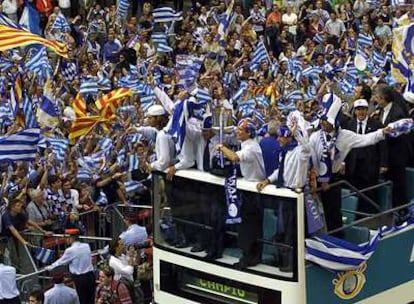 La <i>senyera</i> ondeaba junto a las banderas blanquiazules cuando el Español ganó la Copa del Rey en 2006.