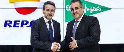 Los consejeros delegados de Repsol y El Corte Inglés, Josu Jon Imaz y Víctor del Pozo, tras la firma del acuerdo.