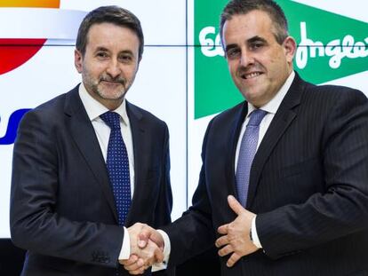 Los consejeros delegados de Repsol y El Corte Inglés, Josu Jon Imaz y Víctor del Pozo, tras la firma del acuerdo.