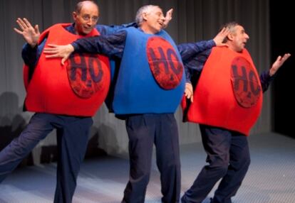 El grupo teatral Vol-Ras en un ensayo de su último montaje <i>SGAC (Sociedad general de Aguas Globales)</i>