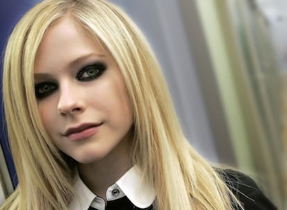 La cantante Avril Lavigne insiste en ser la única rubia del escenario cuando hace un concierto. Así que si alguna de sus bailarinas lo es naturalmente, ella le obliga a teñirse el pelo. "Antes todas las bailarinas eran morenas, menos una, que era la que más me gustaba. Así que le dije que se tiñera y lo hizo. Es que si no, no se ve bien en escena", explica Lavigne. "Madonna y Mariah Carey también lo hacen", se defiende. "Si ellas son rubias, no quieren que haya más rubias en el escenario. Además, el pelo corto y negro les da un aspecto mucho más rockero".