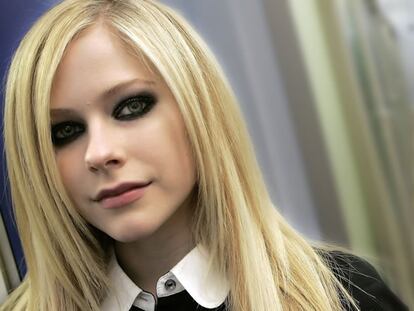 La cantante Avril Lavigne insiste en ser la única rubia del escenario cuando hace un concierto. Así que si alguna de sus bailarinas lo es naturalmente, ella le obliga a teñirse el pelo. "Antes todas las bailarinas eran morenas, menos una, que era la que más me gustaba. Así que le dije que se tiñera y lo hizo. Es que si no, no se ve bien en escena", explica Lavigne. "Madonna y Mariah Carey también lo hacen", se defiende. "Si ellas son rubias, no quieren que haya más rubias en el escenario. Además, el pelo corto y negro les da un aspecto mucho más rockero".