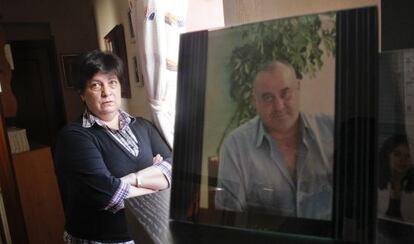 Laura Canabal con una foto de su hermanos Luis, que muri&oacute; mientras esperaba una operaci&oacute;n. 