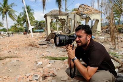 Juan Antonio Bayona, durante el rodaje en Tailandia de &#039;Lo imposible&#039;, que tambi&eacute;n film&oacute; en los estudios de la Ciudad de la Luz en Alicante.