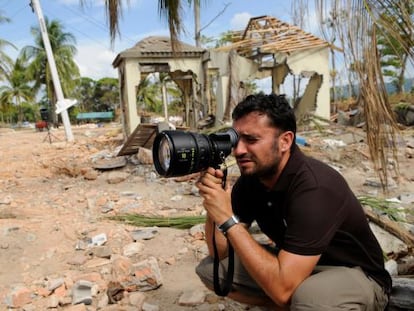 Juan Antonio Bayona, durante el rodaje en Tailandia de &#039;Lo imposible&#039;, que tambi&eacute;n film&oacute; en los estudios de la Ciudad de la Luz en Alicante.