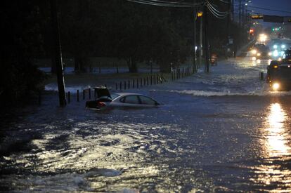 Un coche abandonado es arrastrado por la corriente en Houston, el 29 de agosto.