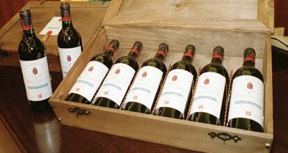 Ocho de las 204 botellas de vino que el presidente de La Rioja envió a los entonces duques de Lugo por el nacimiento de su primer hijo en 1998.