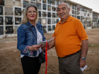 Loli Ramírez y José López Tejero, familiares de represaliados de la Guerra Civil, el pasado 22 de octubre en el cementerio de La Salud.