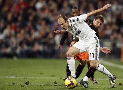 Robben se lleva el balón ante Joaquín, con Fernandes al quite.