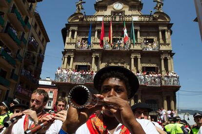 La banda toca en la plaza Consistorial durante el chupinazo.