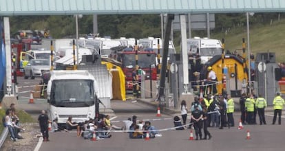 Pasajeros del autocar detenido y que provocó el cierre de la M6 en Litchfield, cerca de Birmingham.