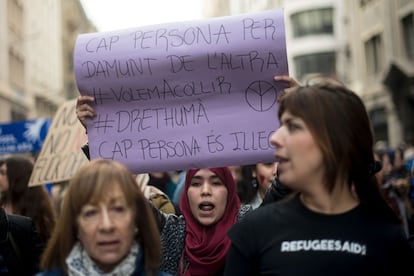 Una mujer sostiene un cartel con la leyenda "Nadie está por encima de otro, Nadie es ilegal".