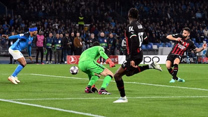 Olivier Giroud remata el pase de Rafael Leao para marcar el único gol del Milan ante el Nápoles.