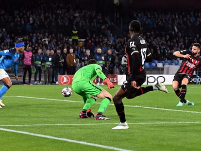 Olivier Giroud remata el pase de Rafael Leao para marcar el único gol del Milan ante el Nápoles.