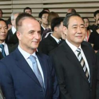 l ministro de Industria, Miguel Sebastián (2i), acompañado por el embajador de España en China, Carlos Blasco (i), y el vicegobernador de Cantón, Wan Qingliang (3i), durante la inauguración de una Oficina Económica y Comercial de España en Cantón, donde el ministro español se encuentra para asistir a la Feria Internacional de China de la Pequeña y Mediana Empresa (CISMEF) 2009