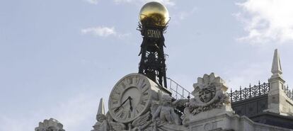 Reloj en la fachada de la sede del Banco de Espa&ntilde;a, en la Plaza de Cibeles en Madrid. 