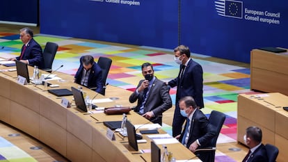 Pedro Sánchez conversa con el presidente francés, Emmanuel Macron, este jueves en Bruselas.