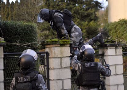 Varios policas antiterroristas entran en una vivienda en Corcy.