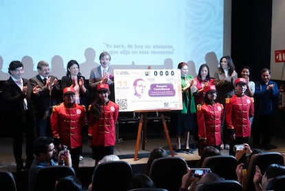 Ha recibido diversos homenajes del Gobierno de México. En la imagen, la develación del billete de lotería conmemorativo del 100 aniversario del natalicio de la escritora, el 8 de mayo de 2025.