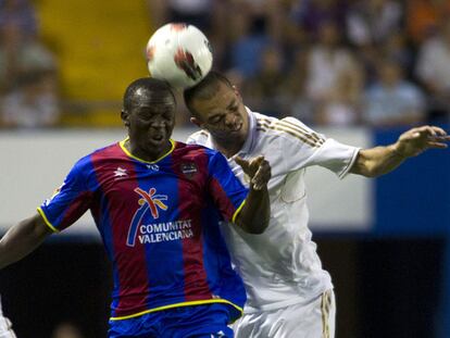Koné salta de cabeza junto a Pepe.
