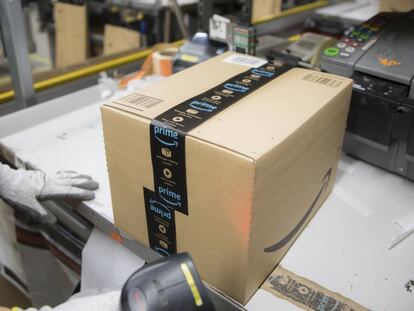 Una operaria gestiona un pedido de Amazon en un almacén de Madrid.
