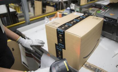 Una operaria gestiona un pedido de Amazon en un almacén de Madrid.