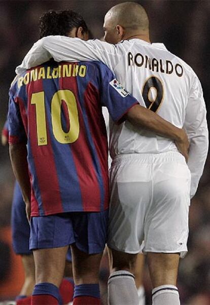 Ronaldinho y Ronaldo se abrazan tras el partido.