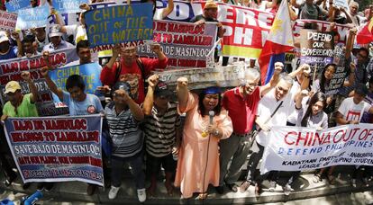 Protesta contra los reclamos territoriales de China sobre las islas Spratly, este martes en Makati, Filipinas.
