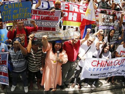 Protesta contra los reclamos territoriales de China sobre las islas Spratly, este martes en Makati, Filipinas.