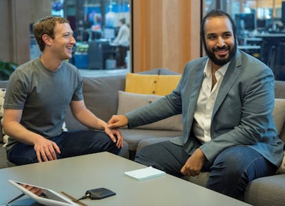 El príncipe Mohamed Bin Salmán junto a Mark Zuckerberg en las oficinas de Facebook en Silicon Valley.
