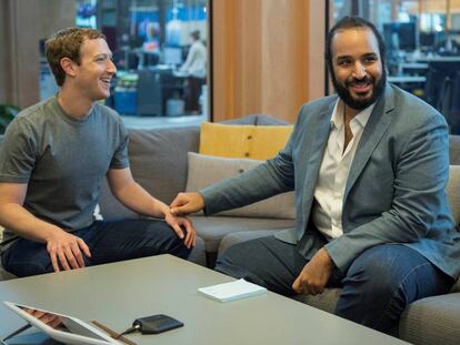 El pr&iacute;ncipe Mohamed Bin Salm&aacute;n junto a Mark Zuckerberg en las oficinas de Facebook en Silicon Valley.