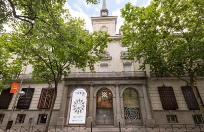 Desde la fachada de Casa de México se puede empezar a ver la exposición de Francisco Toledo. Sobre las ventanas hay impresiones de rejas diseñadas por el artista.