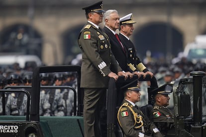 El secretario de la Defensa Nacional, Crescencio Sandoval y el Almirante José Rafael Ojeda secretario de Marina acompañan al presidente López Obrador durante el recorrido frente a las tropas armadas en la plaza de la Constitución.