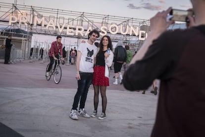 Dos asistentes al Primavera Sound se retratan ayer en la entrada del recinto del festival.