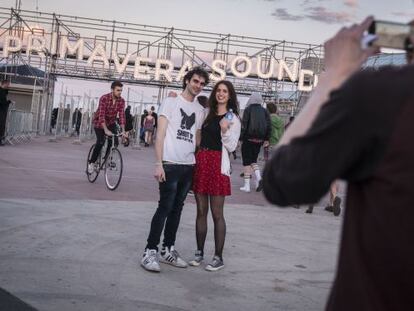 Dos asistentes al Primavera Sound se retratan ayer en la entrada del recinto del festival.