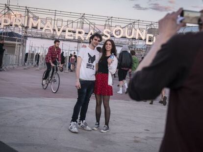 Dos asistentes al Primavera Sound se retratan ayer en la entrada del recinto del festival.