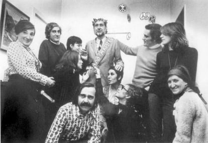 Imagen de Josep María Castellet rodeado por, entre otros, Ana María Moix, Eugenio Trías y Oriol Bohigas, en 1970