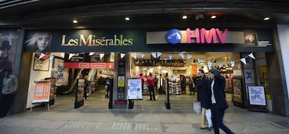 Clientes pasan delante de una tienda de la cadena de música HMV en el centro de Londres el pasado mes de enero.