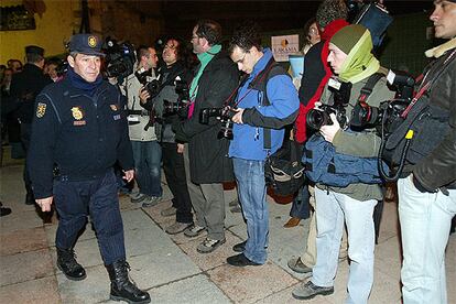 El enfrentamiento entre el Ayuntamiento de Salamanca, con el apoyo del PP, y el Gobierno ha generado una gran polémica por el traslado de los papeles de la Guerra Civil. Por ello, en el momento de la salida de los papeles, decenas de periodistas y fotógrafos tomaban posiciones, pese a que se ha producido a las seis de la mañana. También algunos curiosos y ciudadanos opuestos al traslado se han dado cita junto al Archivo, increpando a los funcionarios. Incluso uno ha llamado a la policía para denunciar un "robo".