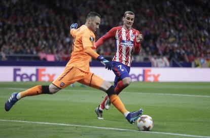 El portero del Arsenal David Ospina despeja ante Griezmann.