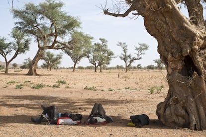 Viajantes descansando à sombra na aldeia de Dalla. O ônibus partiu uma peça que há que consertar. À altura de Douentza aparecem os primeiros sinais do grande deserto de areia.