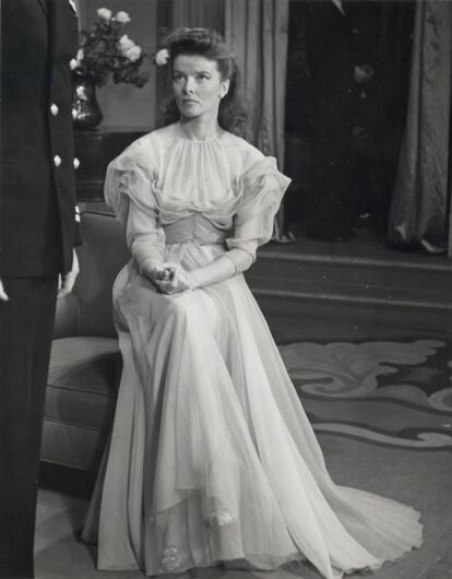 Katharine Hepburn con un vestido de seda en la película 'Sin amor'.