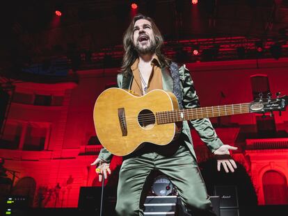 Juanes, uno de los invitados del Hay Festival, durante un concierto en Barcelona, el pasado 14 de julio.