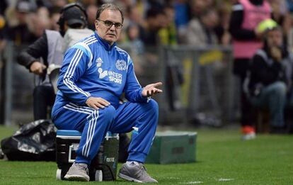 Marcelo Bielsa dirige sentado sobre una nevera en un partido del Marsella.