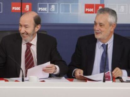 Rubalcaba (centro), José Antonio Griñán, y Elena Valenciano, ayer en la Ejecutiva Federal del PSOE.