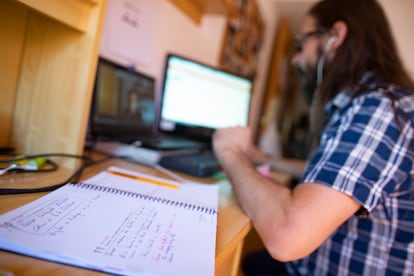 Un hombre teletrabajando desde su casa con un portátil, en Madrid.