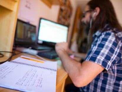 Un hombre teletrabajando desde su casa con un portátil, en Madrid.